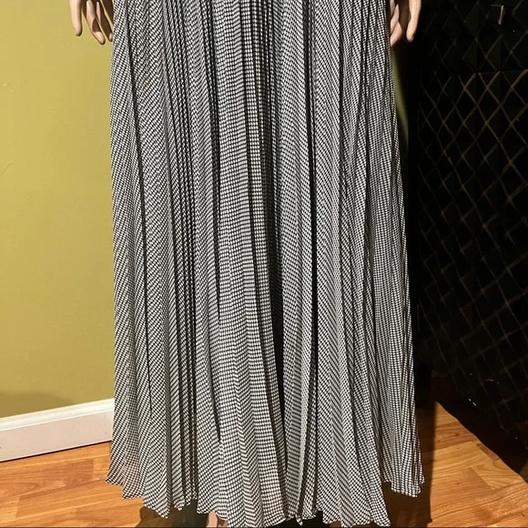 Beautiful dress pictures don’t do enough justice for this beauty - Picture 2 of 8